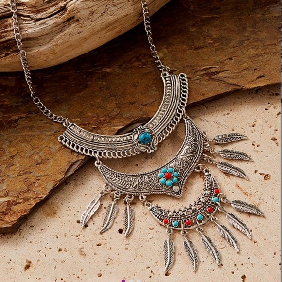 Mexzotic NWT  Silvertone Feather Tiered Necklace - Picture 2 of 3